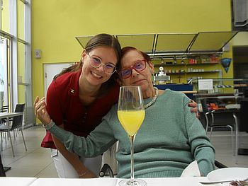 Unsere Bewohnerin mit FSJ Leoni.