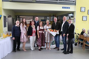 Pater Josef Ritt, gfGR Michaela Filipovic, GR Marion Burger, Ing. Reinhold Kunze, GR Ilse Neugebauer, Dir. Elisabeth Grötzl, Vize Bgm. Josef Spazierer, gfGR Heinz Peter Ewinger, Bgm.Mag.Thaddäus Heindl.