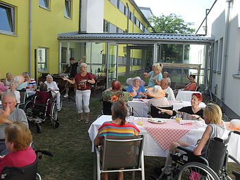 Alle tanzen und haben Spaß.