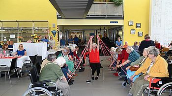 Alltagsbegleitung zeigt die einstudierte Choreo mit unseren Bewohner.