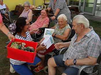 Urkunden für besondere Leistungen werden von Alltagsbegleiterin Sonja Weisskircher überreicht.