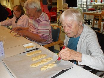 BewohnerInnen backen Striezel