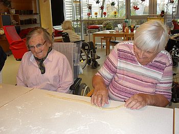 BewohnerInnen backen Striezel