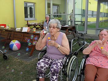 Unsere Bewohner blasen Seifenblasen.