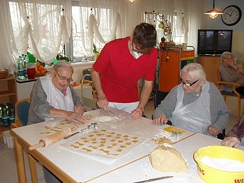 BewohnerInnen backen Striezel