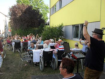 Alle tanzen und haben Spaß.