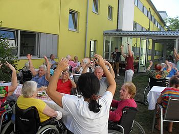 Alle tanzen und haben Spaß.