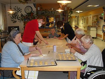 BewohnerInnen backen Striezel