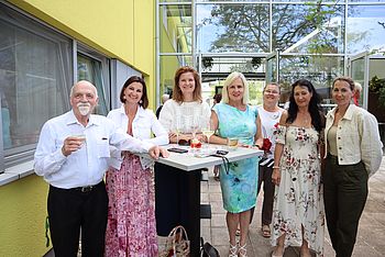 Pater Josef Ritt, Bgm. Birgit Petross, Vize Bgm. Smímone Kubo, Dir. Elisabeth Grötzl, GfGR Martha Günzl, EAMA Erika Alber, Amtsdirektorin Mag. Simone Plank