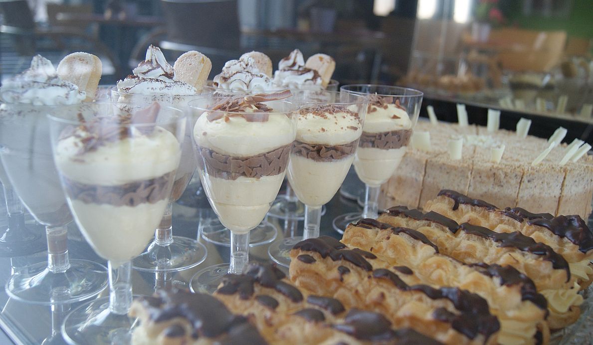 Desserts stehen im Kaffeehaus.