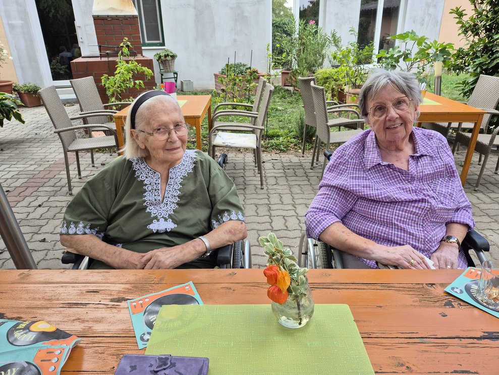 Gegessen wird im grünen Gastgarten. 