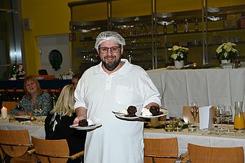 Unser Küchenchef bringt unseren Bewohnern gutes Essen.