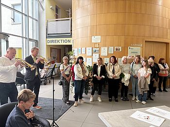 Besuch der SPÖ Frauen mit Musik und Geschenken zum Muttertag, organisiert durch Susanne Byslovsky, Vorsitzende. Musikalische Darbietung durch Alfred Strohmayer und Mag. Ulrich Ramharter