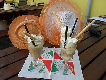 Ein Eiskaffee an heißen Tagen darf auch nicht fehlen.