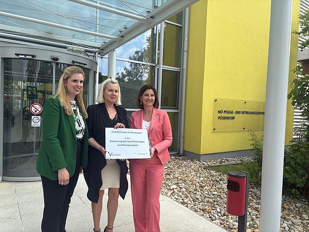 Investitionen durch das Land NÖ – Sanierung der Sanitäranlagen und Nassgruppen Ltg.Abg. Mag. Marlene Zeidler Beck, Dir. Elisabeth Grötzl, Bgm. Birgit Petross