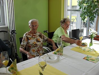 Unsere Bewohnerinnen feiern ihren Geburtstag.