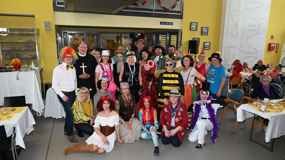 Gäste, Mitarbeitende und Ehrenamtliche beim Faschingsfest