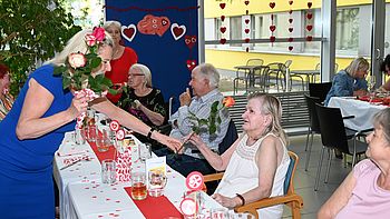 Frau Dir. Grötzl übergibt Blumen an unsere Bewohner.