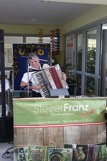 Steirer Franz unterhält alle mit seiner Musik.