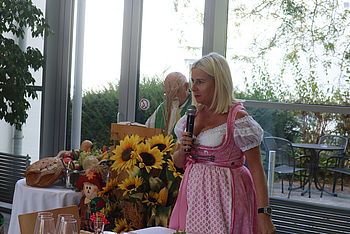 Frau Dir. Grötzl begrüßt alle anwesenden.