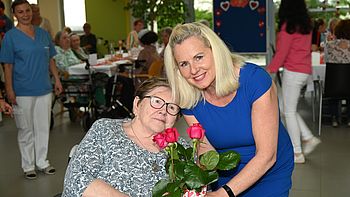 Frau Dir. Grötzl mit unserer Bewohnerin.