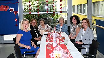 Frau Dir. Grötzl, Birgit Petross, PBL Barbara Hagenhofer, Susanne Byslovsky, Bewohnerin und Angehörigen.