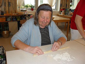 Bewohnerin bäckt Striezel