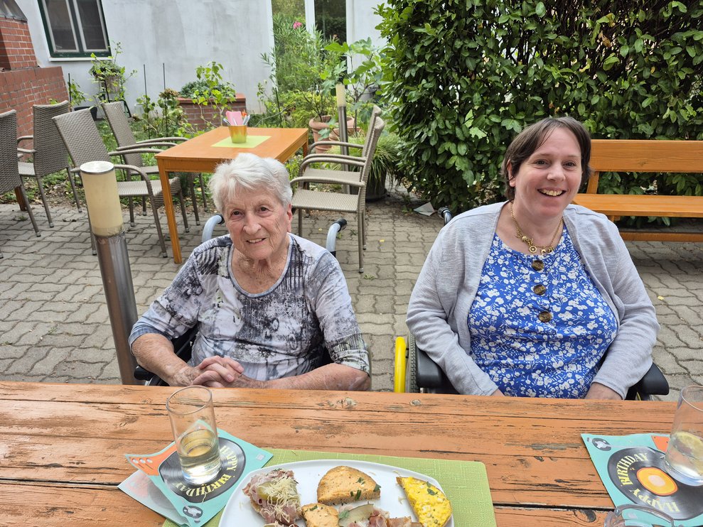 Unsere Bewohnerinnen genießen den schönen Tag. 