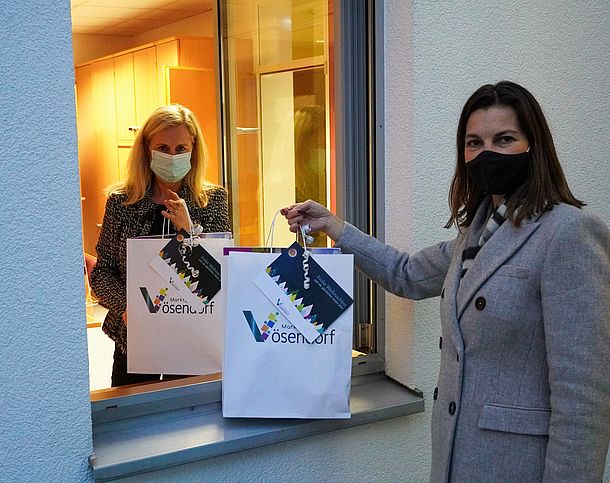Zwei Frauen und Geschenke