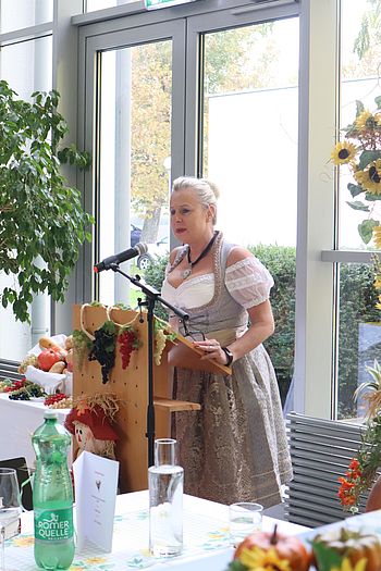 Dir. Elisabeth Grötzl eröffnet unser Fest mit einer Rede.