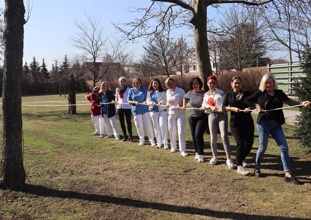 Zum Weltfrauentag sagen wir Danke an unsere Mitarbeiterinnen, die nicht nur auf dem Foto, sondern jeden Tag im Pflegealltag gemeinsam an einem Strang ziehen. 