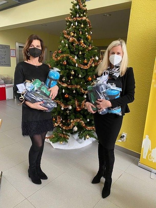 GR Birgit Petross übergibt Weihnachtsgeschenke der Gemeinde Vösendorf
